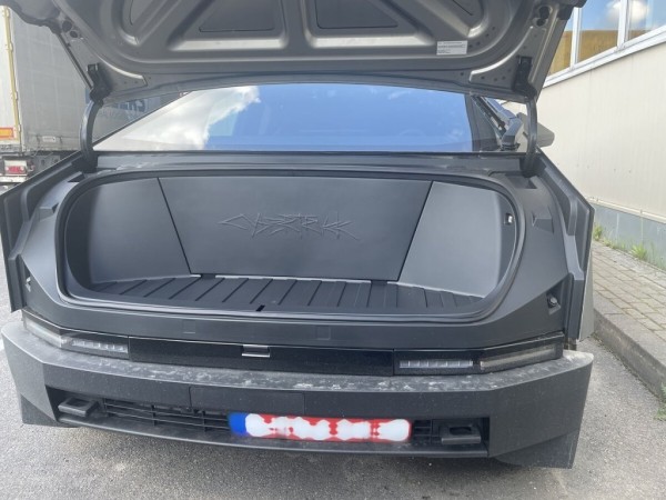 Два Tesla Cybertruck не смогли попасть в Беларусь из Литвы. Вот в чём дело Два Tesla Cybertruck не смогли попасть в Беларусь из Литвы. Вот в чём дело