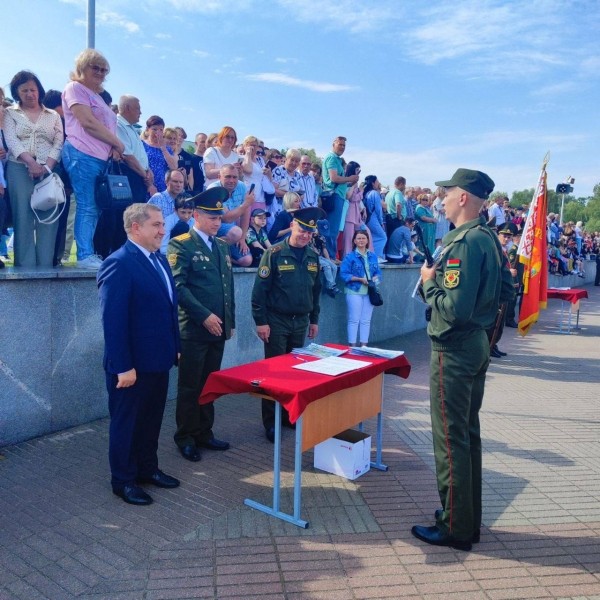 Около 600 новобранцев совершили торжественный ритуал принятия присяги на площади Церемониалов Брестской крепости