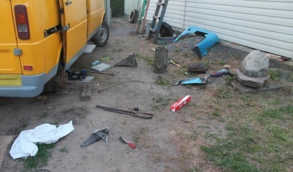 В Беларуси мужчину насмерть придавило машиной во время ремонта В Беларуси мужчину насмерть придавило машиной во время ремонта