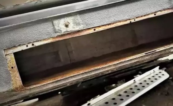 Таможенники нашли в BMW тайники с сигаретами. Сколько пачек влезло в легковушку? Таможенники нашли в BMW тайники с сигаретами. Сколько пачек влезло в легковушку?