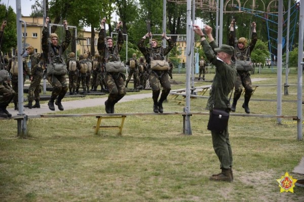 Новобранцы 38-ой Брестской бригады готовятся к своему первому прыжку с парашютом Новобранцы 38-ой Брестской бригады готовятся к своему первому прыжку с парашютом