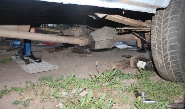 В Беларуси мужчину насмерть придавило машиной во время ремонта В Беларуси мужчину насмерть придавило машиной во время ремонта