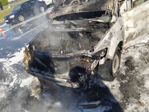 Появились фото автомобиля, который горел на проспекте Республики в Бресте Появились фото автомобиля, который горел на проспекте Республики в Бресте