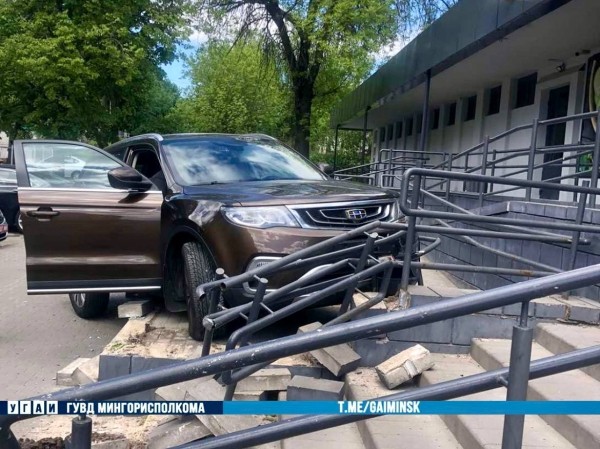 Перепутала передачи. В Минске девушка на авто почти заехала в «Евроопт» Перепутала передачи. В Минске девушка на авто почти заехала в «Евроопт»