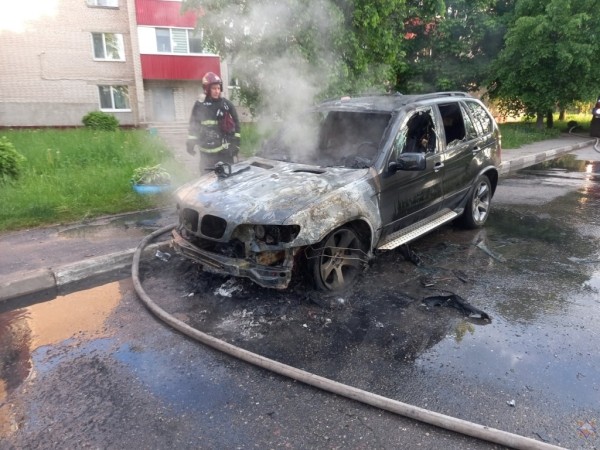 Под Могилевом горела BMW X5. Что стало причиной? Под Могилевом горела BMW X5. Что стало причиной?