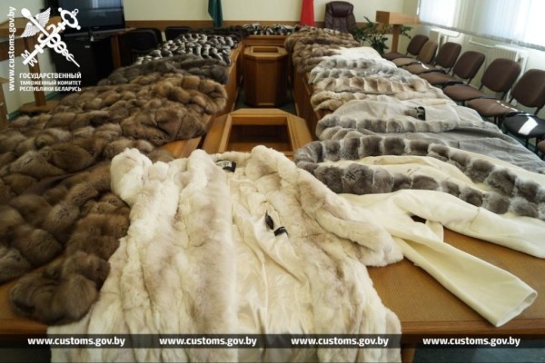 Пассажиры ехали с шубами, несмотря на май. На границе их проверили Пассажиры ехали с шубами, несмотря на май. На границе их проверили