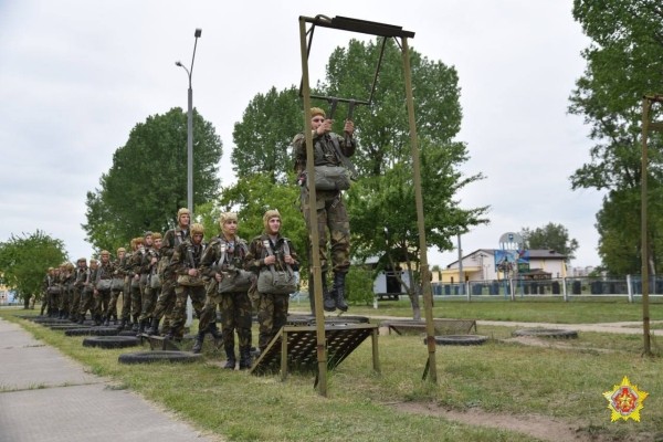 Новобранцы 38-ой Брестской бригады готовятся к своему первому прыжку с парашютом Новобранцы 38-ой Брестской бригады готовятся к своему первому прыжку с парашютом