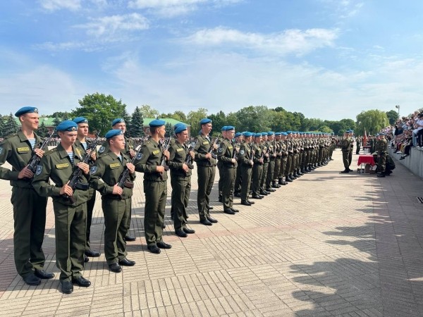 Около 600 новобранцев совершили торжественный ритуал принятия присяги на площади Церемониалов Брестской крепости