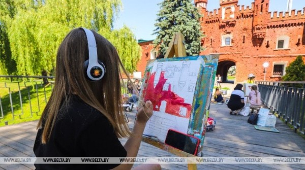 Школьников приглашают присоединиться к акции «Рисуют дети» в Брестской крепости Школьников приглашают присоединиться к акции «Рисуют дети» в Брестской крепости