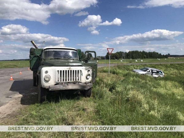 Audi и ГАЗ столкнулись в Берёзе. Вот как это произошло