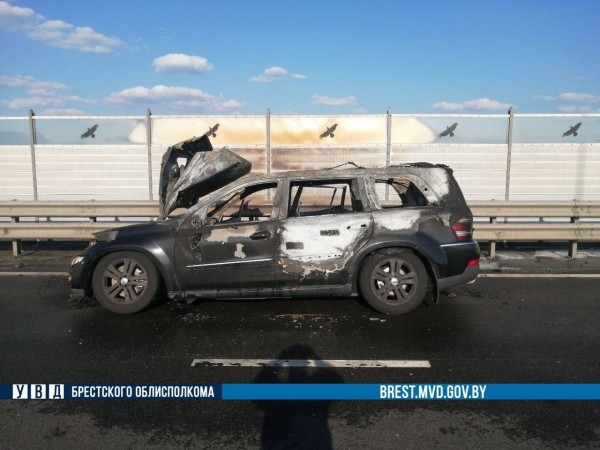 В Бресте на Западном обходе горел Mercedes В Бресте на Западном обходе горел Mercedes