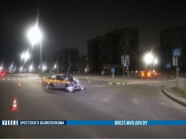 Ночью в Бресте такси попало в ДТП Ночью в Бресте такси попало в ДТП