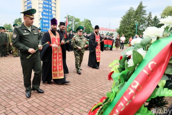 Крестный ход «Церковь и армия» совершил в Бресте памятные литии по пограничникам, отдавшим жизни за Родину Крестный ход «Церковь и армия» совершил в Бресте памятные литии по пограничникам, отдавшим жизни за Родину