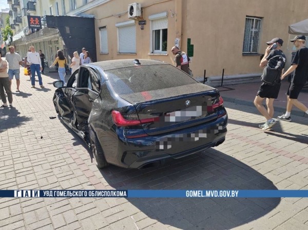 В Гомеле легковушку после аварии отбросило на тротуар в пешехода. Есть видео В Гомеле легковушку после аварии отбросило на тротуар в пешехода. Есть видео