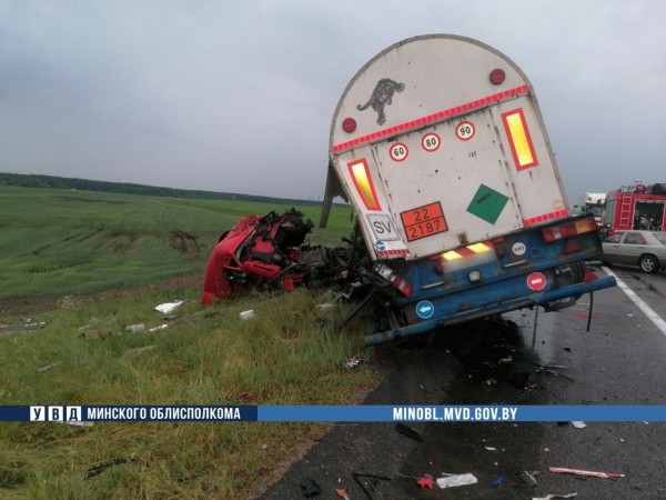 Жесткое ДТП на М1: у бензовоза лопнуло колесо, он вылетел на встречку и врезался в два грузовика Жесткое ДТП на М1: у бензовоза лопнуло колесо, он вылетел на встречку и врезался в два грузовика