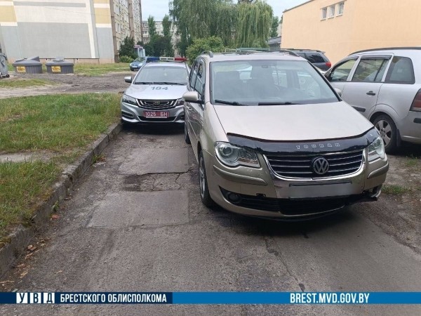 Пьяный бесправник на Volkswagen пытался скрыться от ГАИ в Пинске Пьяный бесправник на Volkswagen пытался скрыться от ГАИ в Пинске