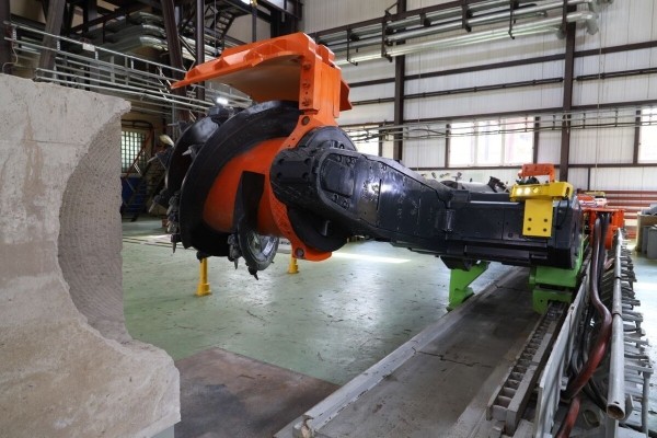 В Беларуси создали первый отечественный выемочный комбайн В Беларуси создали первый отечественный выемочный комбайн