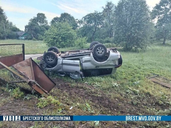 ДТП в Ляховичском районе: пьяный 17-летний бесправник взял авто у отчима и перевернул его