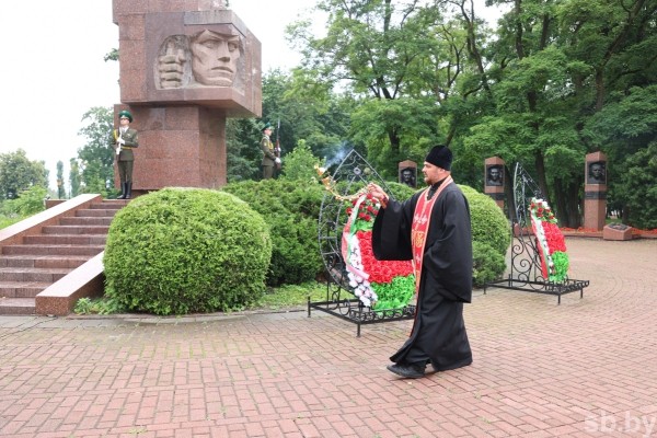 Крестный ход «Церковь и армия» совершил в Бресте памятные литии по пограничникам, отдавшим жизни за Родину Крестный ход «Церковь и армия» совершил в Бресте памятные литии по пограничникам, отдавшим жизни за Родину