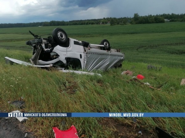 Жесткое ДТП на М1: у бензовоза лопнуло колесо, он вылетел на встречку и врезался в два грузовика Жесткое ДТП на М1: у бензовоза лопнуло колесо, он вылетел на встречку и врезался в два грузовика