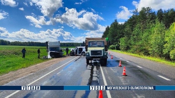 Два человека пострадали при столкновении легковушки и двух грузовых авто