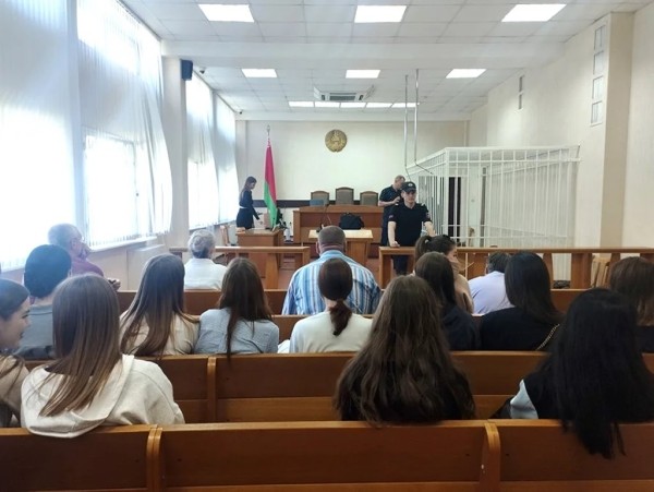 В Беларуси студент сбросил с 8-го этажа стул и попал в прохожую. Как его наказали?