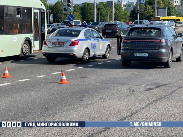 Перебегал дорогу на красный свет. В Минске водитель жестко сбил подростка Перебегал дорогу на красный свет. В Минске водитель жестко сбил подростка
