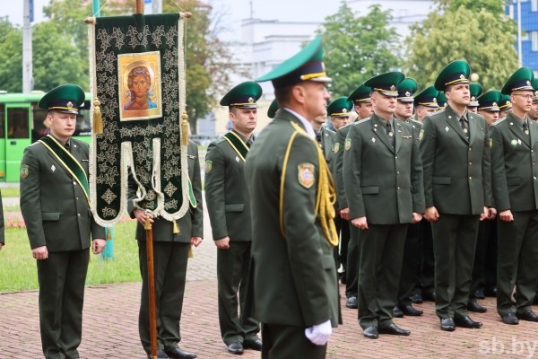 Крестный ход «Церковь и армия» совершил в Бресте памятные литии по пограничникам, отдавшим жизни за Родину Крестный ход «Церковь и армия» совершил в Бресте памятные литии по пограничникам, отдавшим жизни за Родину