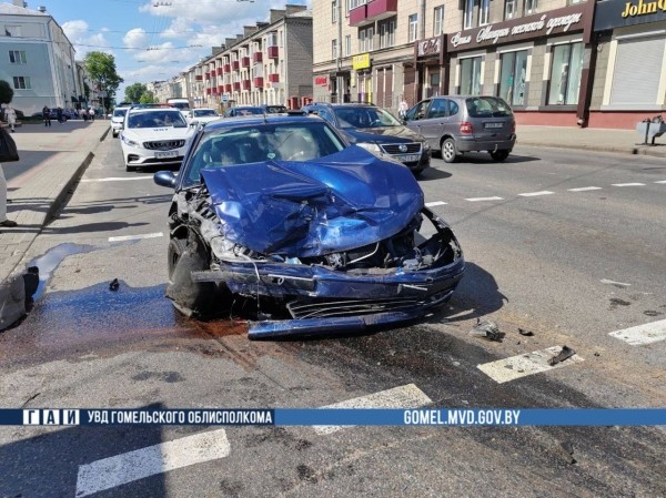 В Гомеле легковушку после аварии отбросило на тротуар в пешехода. Есть видео В Гомеле легковушку после аварии отбросило на тротуар в пешехода. Есть видео