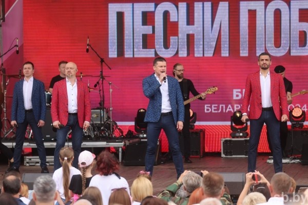 Хор Турецкого исполнил «Песни Победы» в Бресте