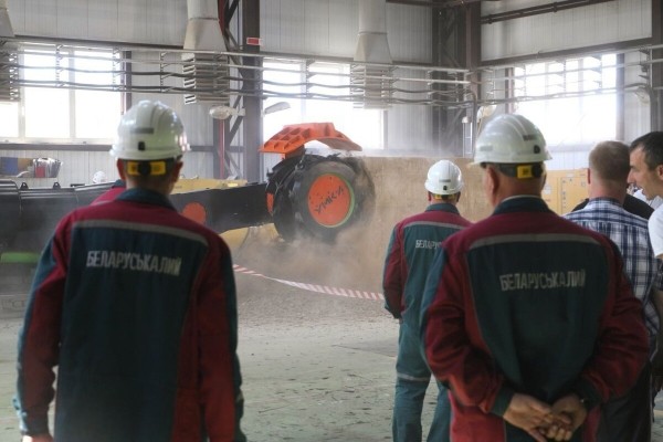 В Беларуси создали первый отечественный выемочный комбайн В Беларуси создали первый отечественный выемочный комбайн