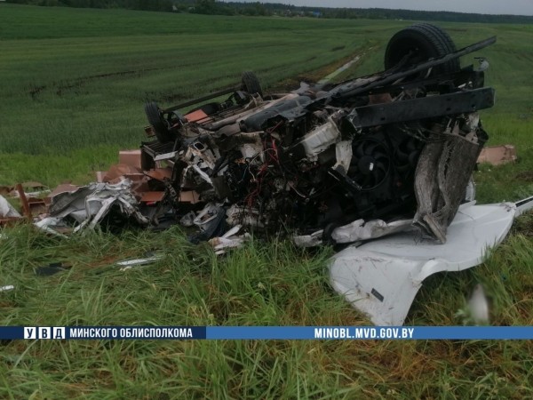 Жесткое ДТП на М1: у бензовоза лопнуло колесо, он вылетел на встречку и врезался в два грузовика Жесткое ДТП на М1: у бензовоза лопнуло колесо, он вылетел на встречку и врезался в два грузовика