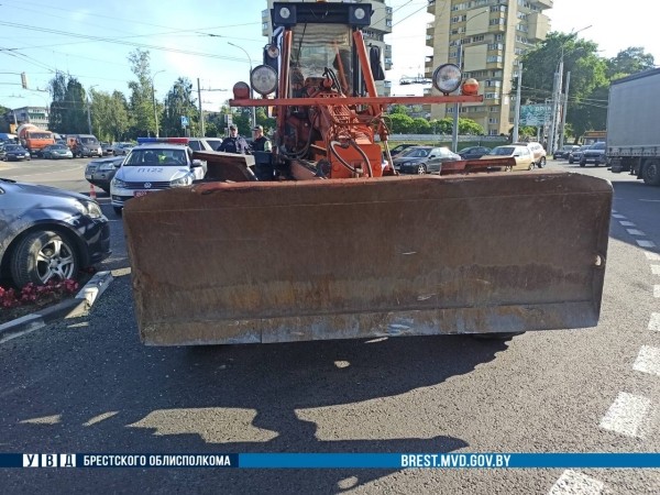 Трактор и Volkswagen столкнулись в Бресте