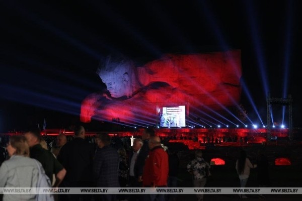 Митинг-реквием «Памяти павших - будьте достойны!» проходит в эти минуты в мемориальном комплексе «Брестская крепость-герой»