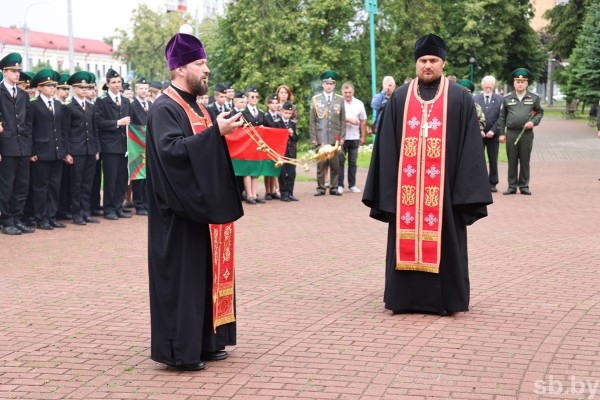 Крестный ход «Церковь и армия» совершил в Бресте памятные литии по пограничникам, отдавшим жизни за Родину Крестный ход «Церковь и армия» совершил в Бресте памятные литии по пограничникам, отдавшим жизни за Родину