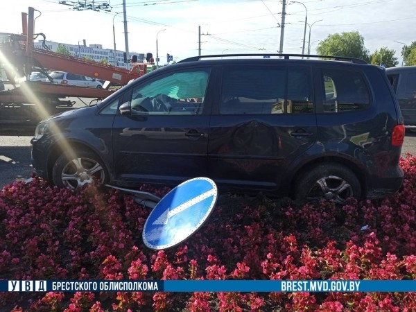 Трактор и Volkswagen столкнулись в Бресте