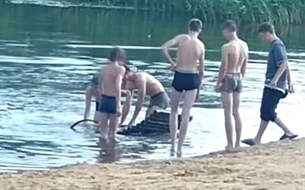 Милиция вычислила подростков, затянувших шезлонги на пляже города Барановичи в воду Милиция вычислила подростков, затянувших шезлонги на пляже города Барановичи в воду