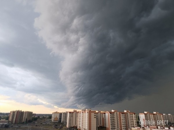 Так сегодня накрыло Брест! Красивая подборка фото и видео