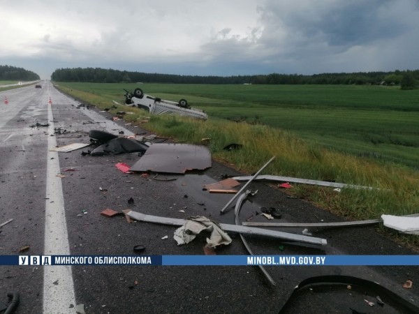 Жесткое ДТП на М1: у бензовоза лопнуло колесо, он вылетел на встречку и врезался в два грузовика Жесткое ДТП на М1: у бензовоза лопнуло колесо, он вылетел на встречку и врезался в два грузовика