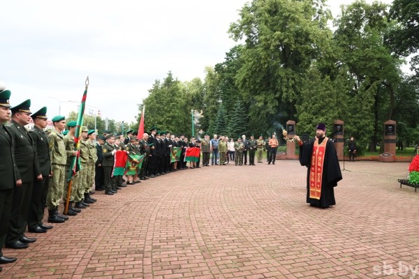 Крестный ход «Церковь и армия» совершил в Бресте памятные литии по пограничникам, отдавшим жизни за Родину Крестный ход «Церковь и армия» совершил в Бресте памятные литии по пограничникам, отдавшим жизни за Родину