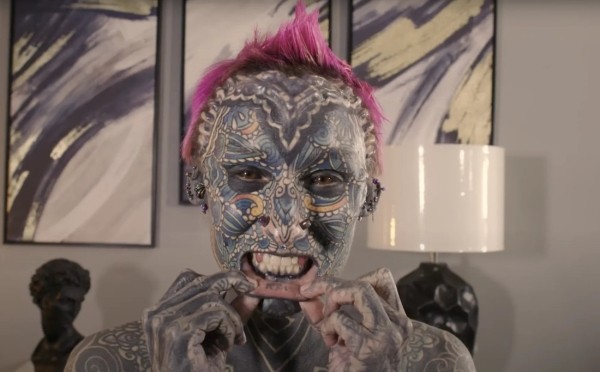 Девушка покрыла татуировками 99,8% тела и стала мировой рекордсменкой