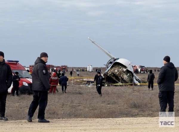 В Казахстане упал пассажирский самолет — видео и фото В Казахстане упал пассажирский самолет — видео и фото