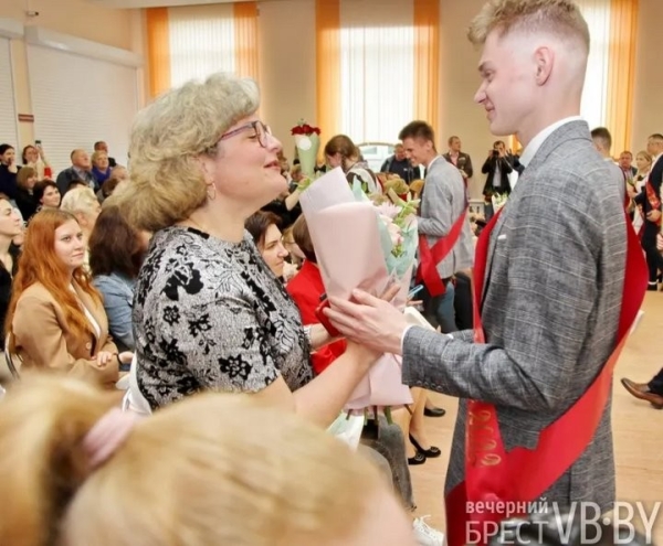 В брестских школах прозвенели последние звонки. Смотрите, как это было в СШ №22