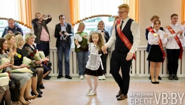 В брестских школах прозвенели последние звонки. Смотрите, как это было в СШ №22