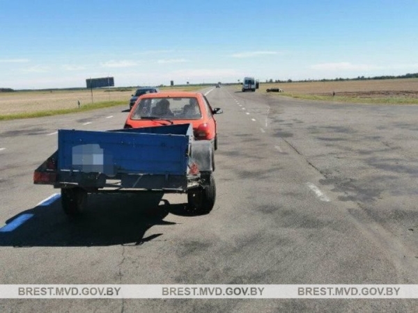 В Дрогичинском районе мотоциклист врезался в «Форд» с прицепом В Дрогичинском районе мотоциклист врезался в «Форд» с прицепом