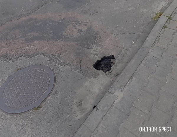 Читатель: Будьте аккуратны! В Бресте на наб. Франциска Скорины проваливает асфальт
Читатель: Будьте аккуратны! В Бресте на наб. Франциска Скорины проваливает асфальт