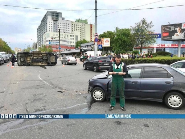 В Минске на перекрестке опрокинулась скорая. Опубликовано видео, как это произошло В Минске на перекрестке опрокинулась скорая. Опубликовано видео, как это произошло