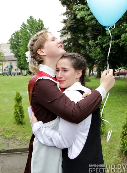 В брестских школах прозвенели последние звонки. Смотрите, как это было в СШ №22