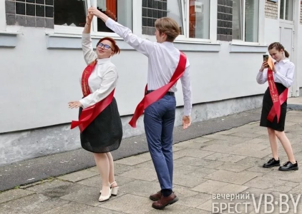 В брестских школах прозвенели последние звонки. Смотрите, как это было в СШ №22