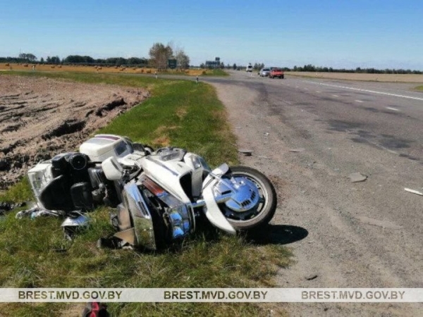 В Дрогичинском районе мотоциклист врезался в «Форд» с прицепом В Дрогичинском районе мотоциклист врезался в «Форд» с прицепом